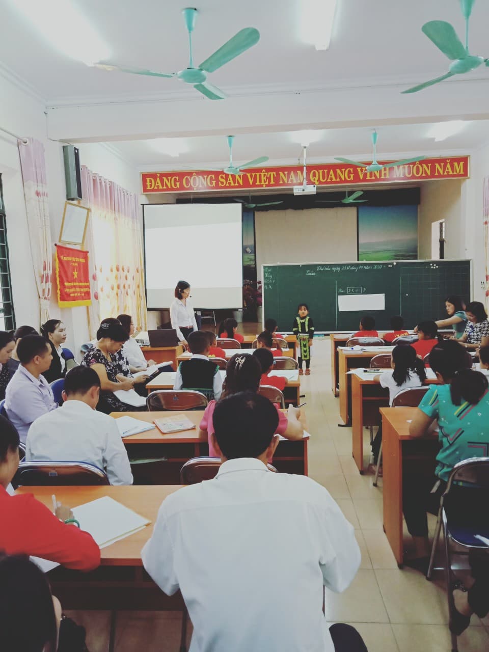 Sinh hoạt chuyên môn lần 2 cụm chuyên môn số 1 dạy - học lớp 1 theo chương trình, sách giáo khoa mới, năm học 2020-2021.