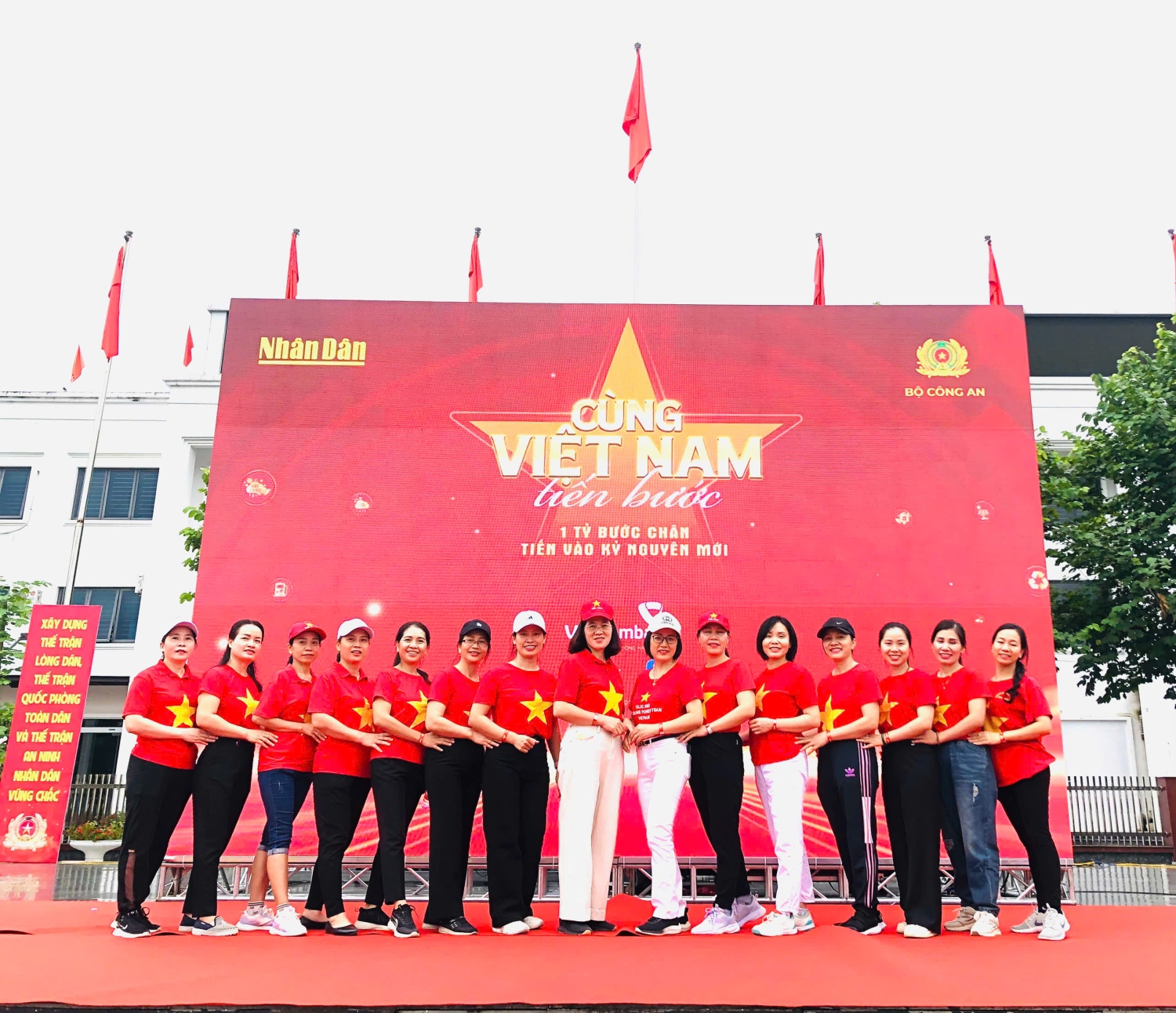 TẬP THỂ CÁN BỘ, GIÁO VIÊN, NHÂN VIÊN TRƯỜNG TIỂU HỌC HÀ NỘI - ĐIỆN BIÊN PHỦ THAM GIA ĐI BỘ